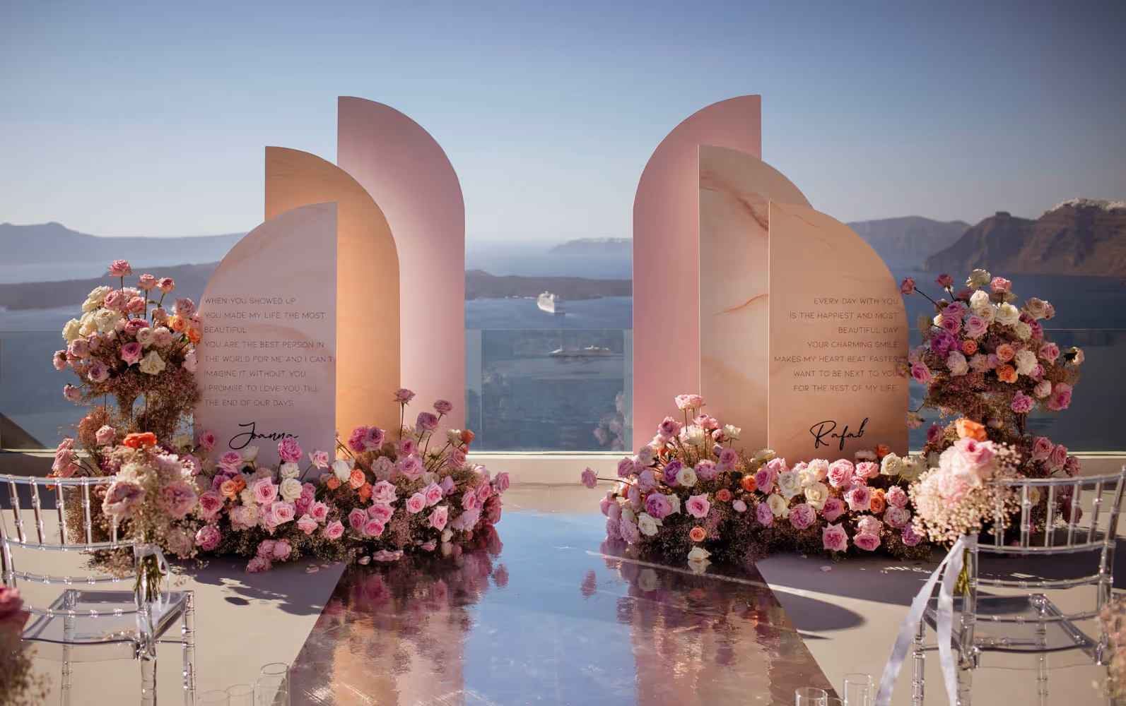 Ślub w Grecji. Santorini. Wygląd piedestału, gdzie będzie ceremonia zaślubin.