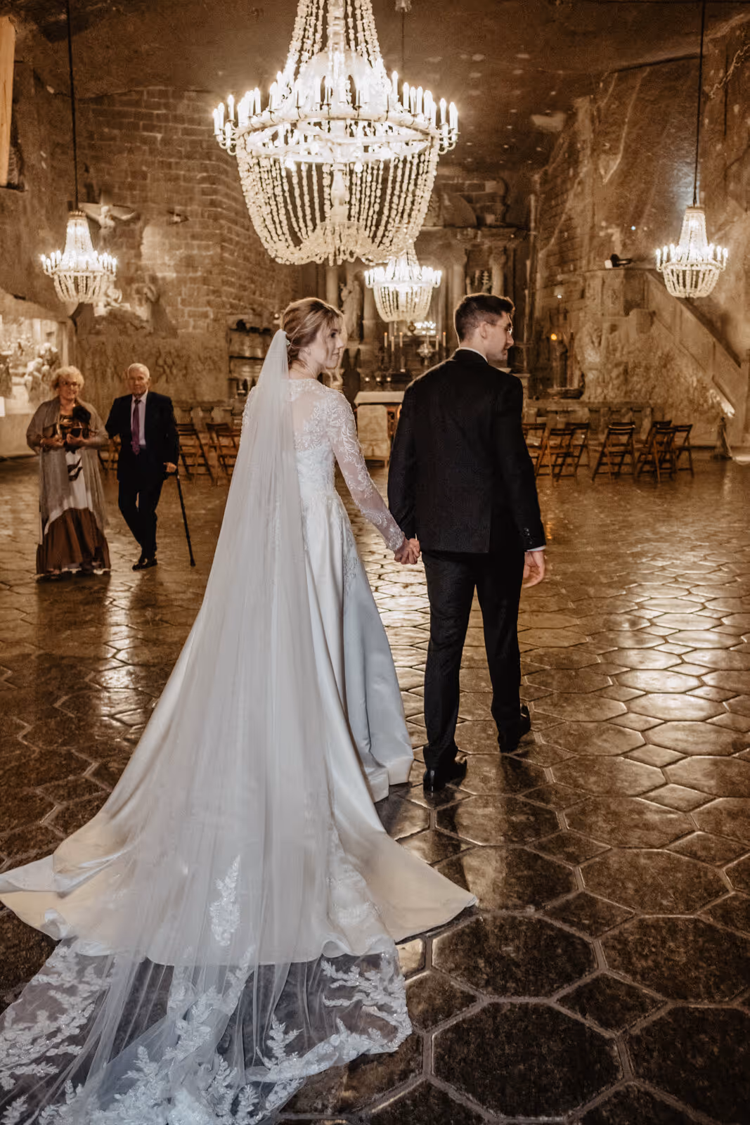 Ślub w Polsce. Kopalnia Soli w Wieliczzce. Zdjęcie nr. 26