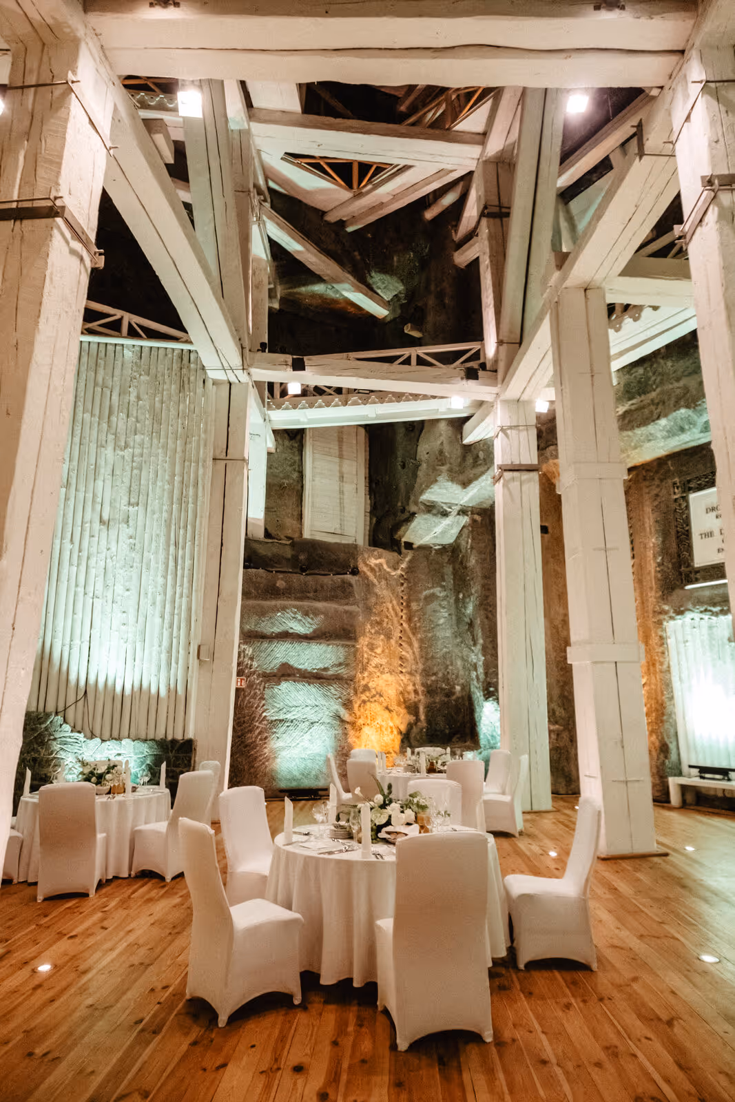 Ślub w Polsce. Kopalnia Soli w Wieliczzce. Zdjęcie nr. 32