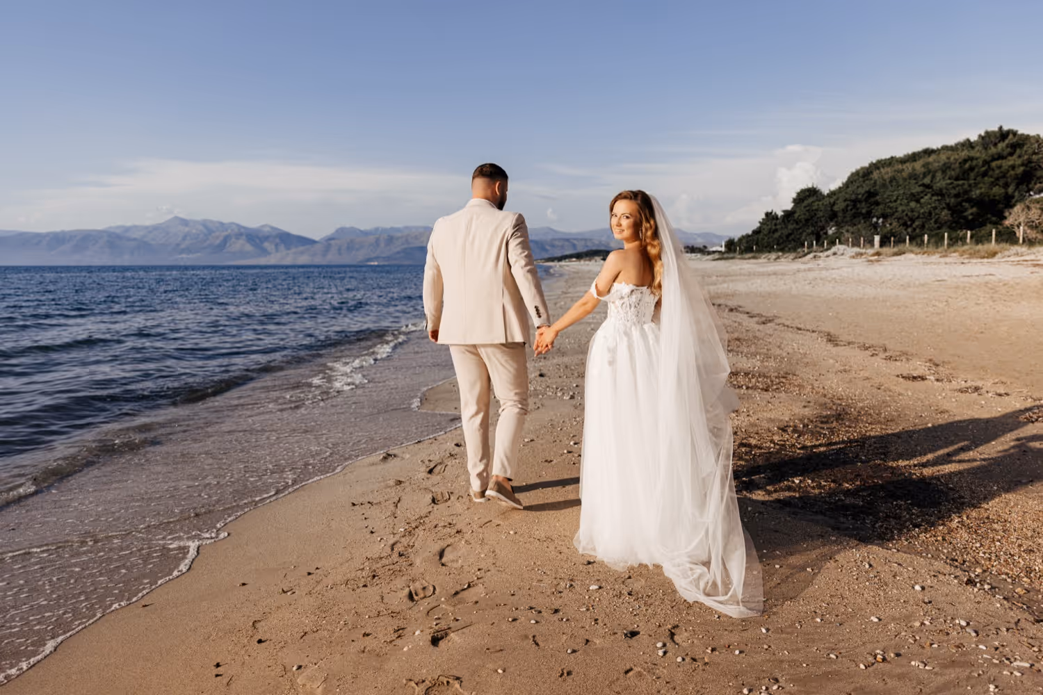 Ślub na Korfu. Ślub na piaszczystej plaży. Zdjęcie 3