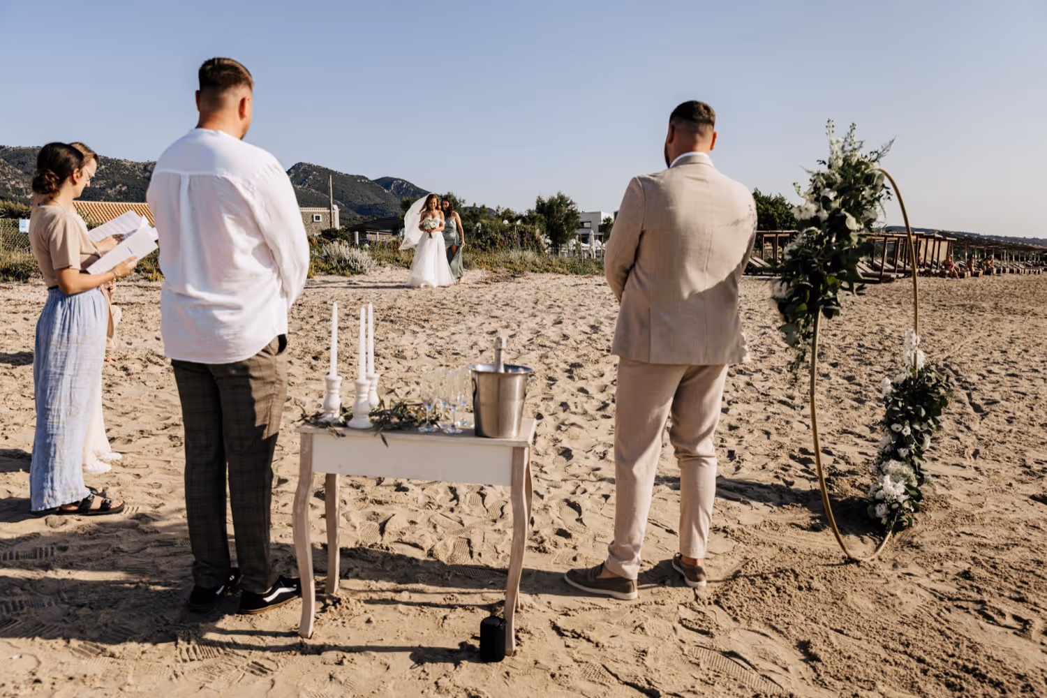 Ślub na Korfu. Ślub na piaszczystej plaży. Zdjęcie 13