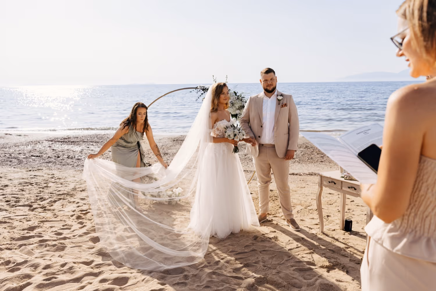 Ślub na Korfu. Ślub na piaszczystej plaży. Zdjęcie 16