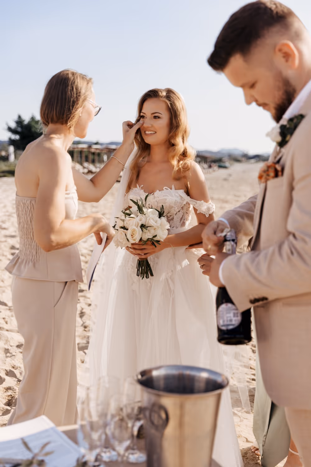 Ślub na Korfu. Ślub na piaszczystej plaży. Zdjęcie 23