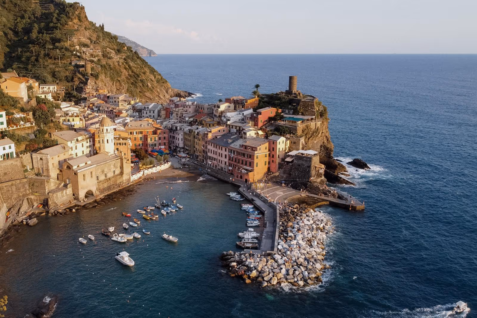 Ślub w Ligurii. Kościółek położony nad samym morzem - Cinque Terre. Zdjęcie 1
