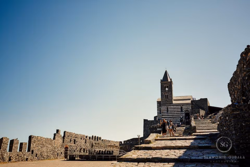 Ślub w Ligurii. Kościółek położony na skale - Portovenere. Zdjęcie 28