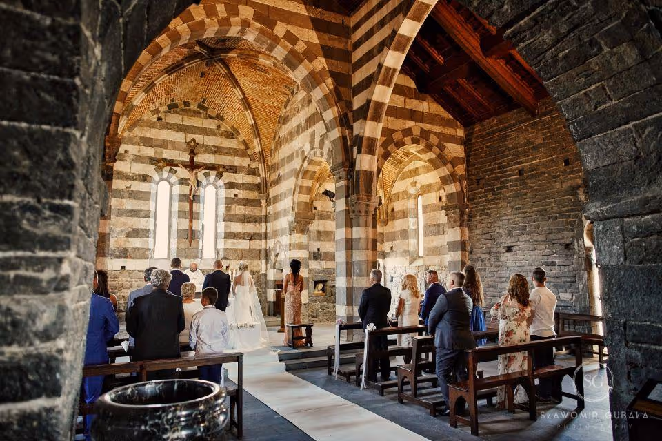 Ślub w Ligurii. Kościółek położony na skale - Portovenere. Zdjęcie 31