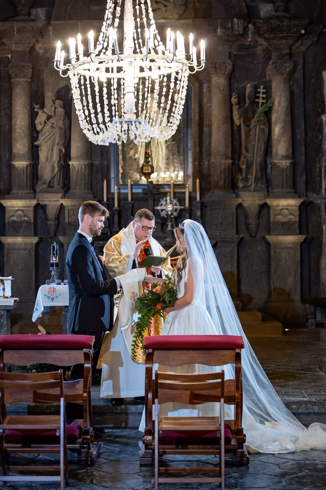 Ślub w Polsce. Kopalnia Soli w Wieliczce. Zdjęcie nr. 137