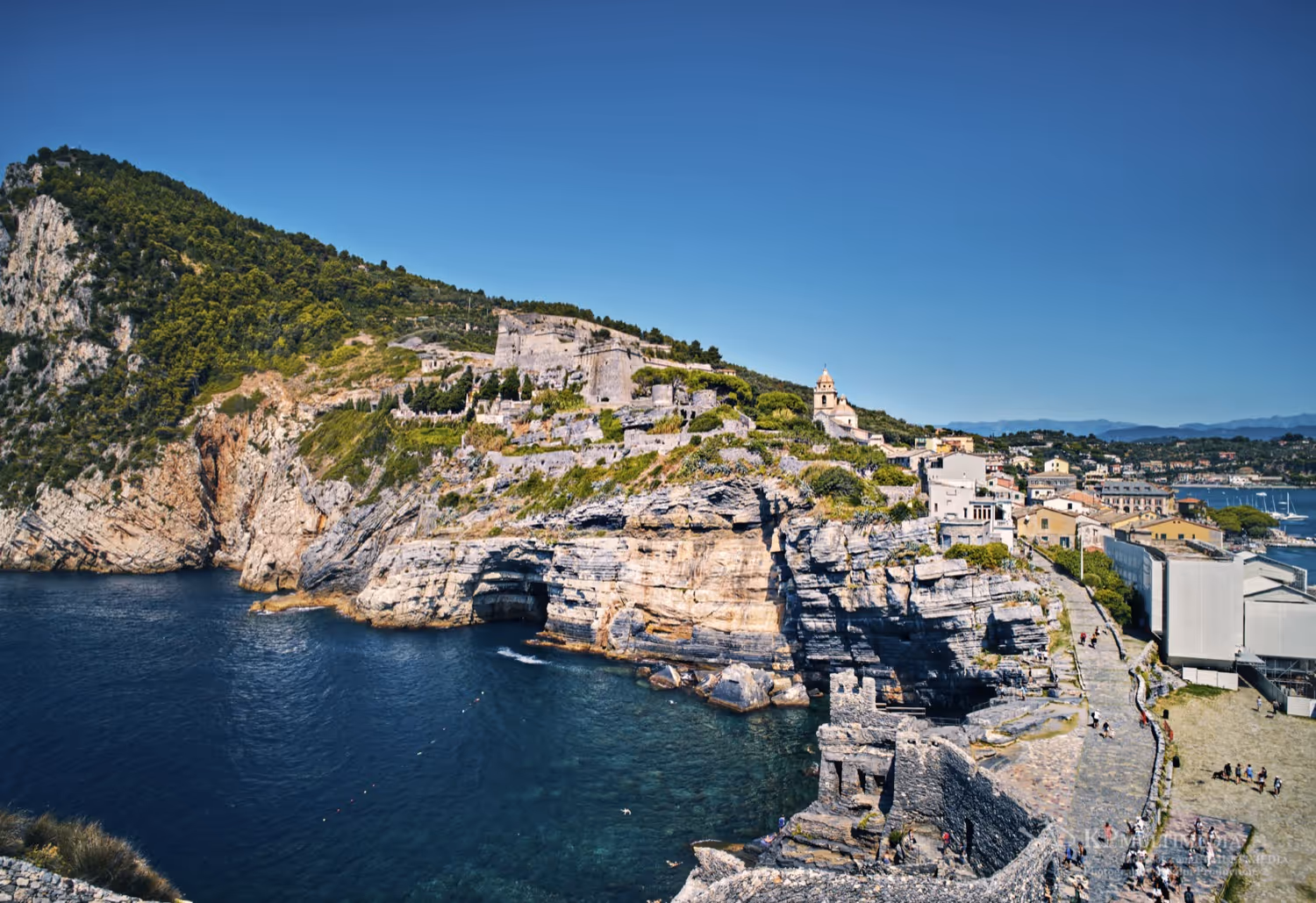 Ślub w Ligurii. Kościółek położony na skale - Portovenere. Zdjęcie 3