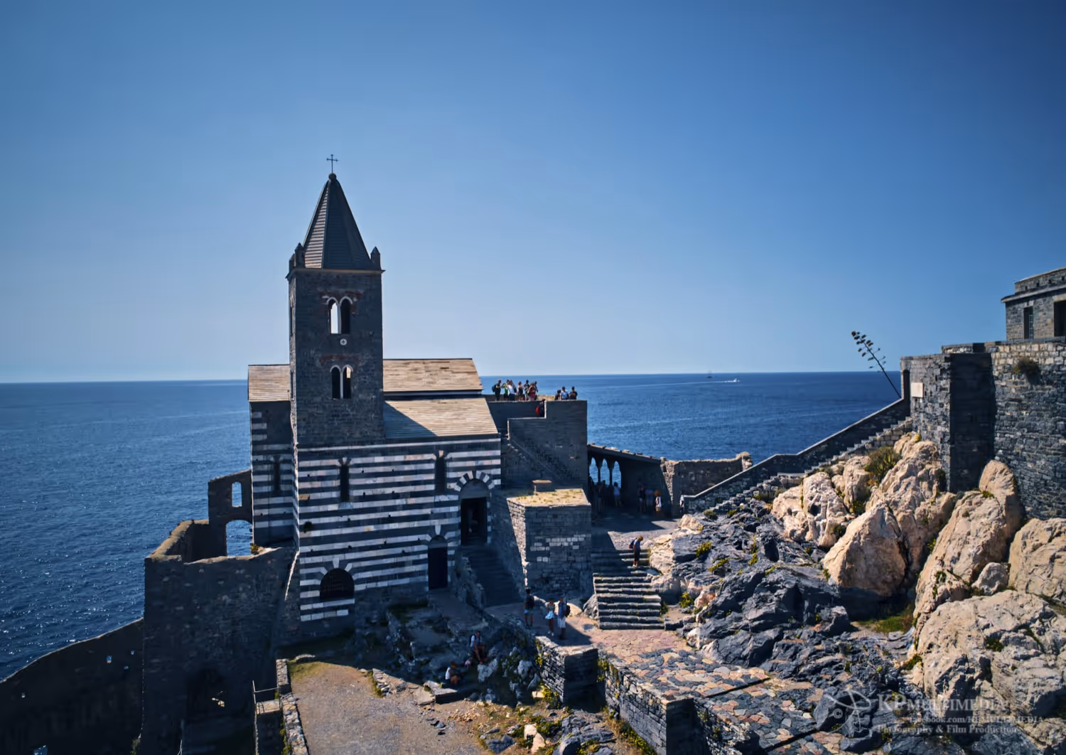 Ślub w Ligurii. Kościółek położony na skale - Portovenere. Zdjęcie 1