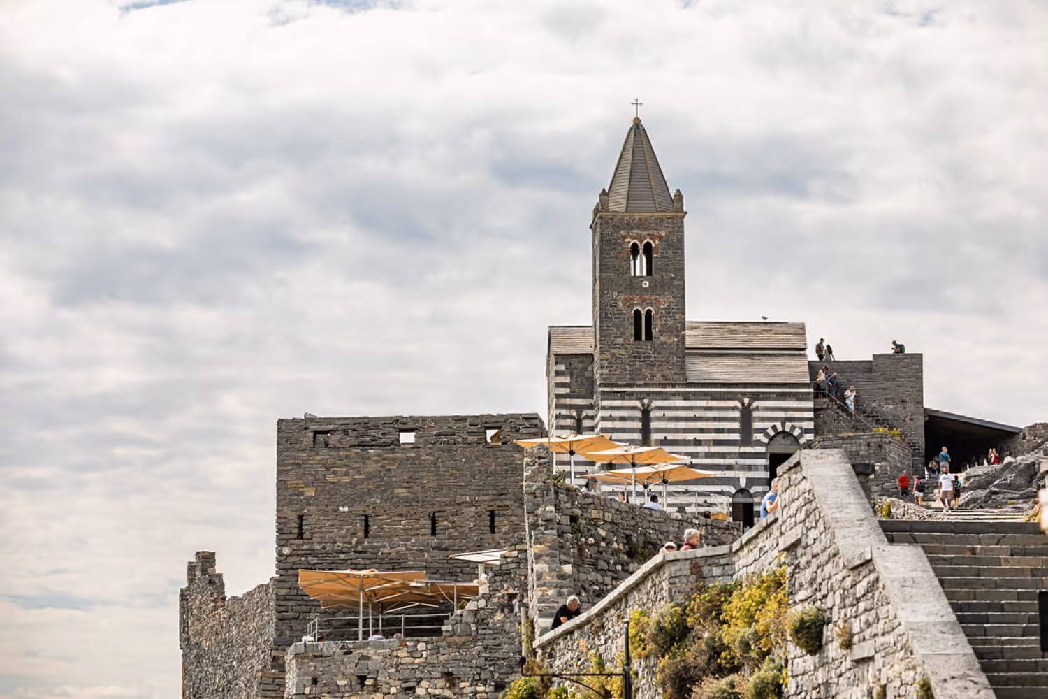 Ślub w Ligurii. Kościółek położony na skale - Portovenere. Zdjęcie 25