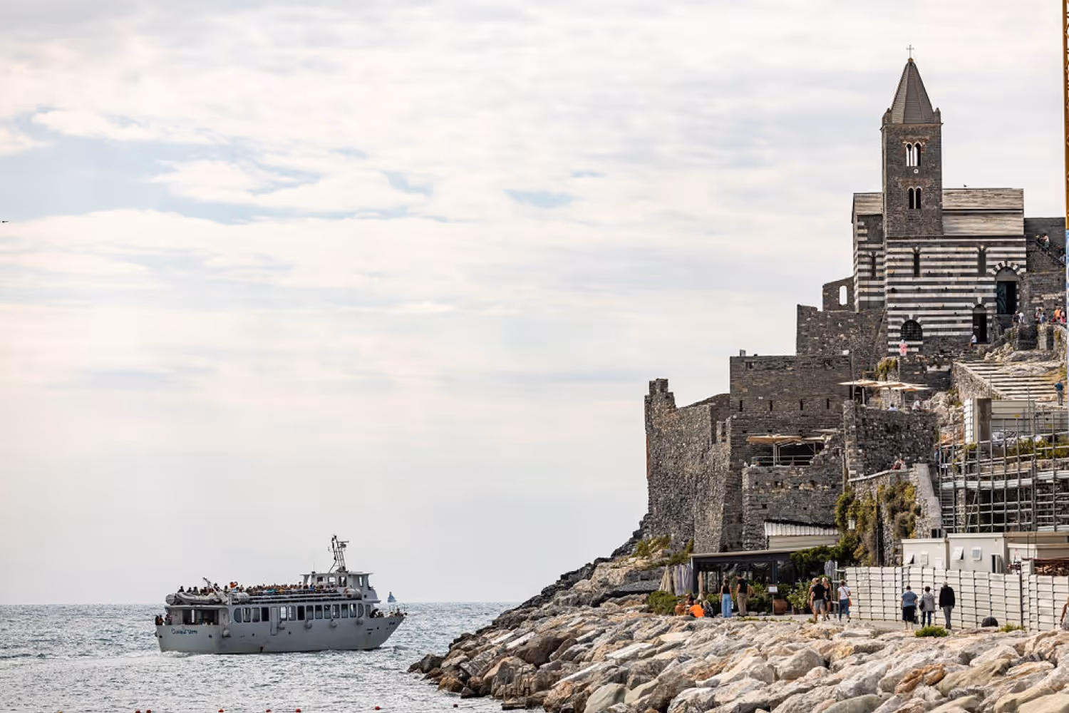 Ślub w Ligurii. Kościółek położony na skale - Portovenere. Zdjęcie 26