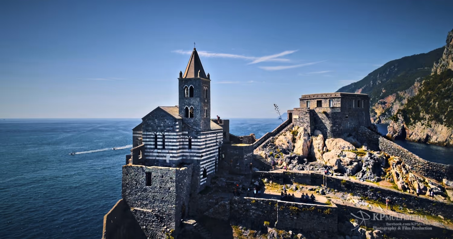 Ślub w Ligurii. Kościółek położony na skale - Portovenere. Zdjęcie 2