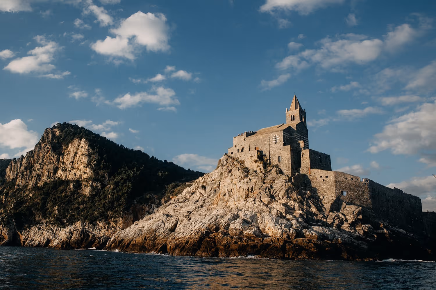 Ślub w Ligurii. Kościółek położony na skale - Portovenere. Zdjęcie 7