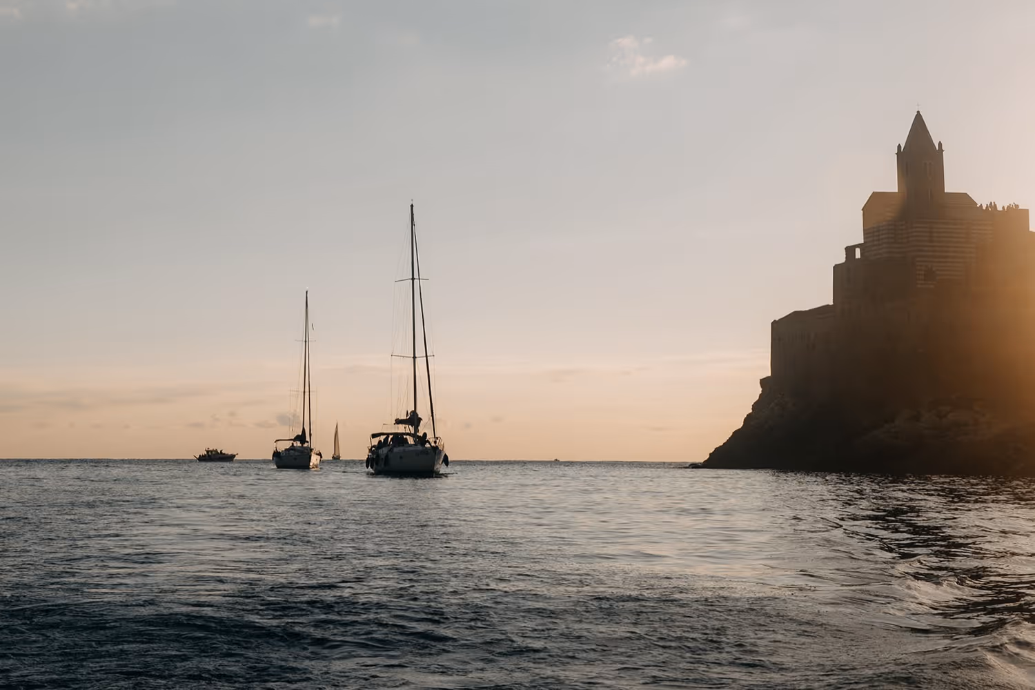 Ślub w Ligurii. Kościółek położony na skale - Portovenere. Zdjęcie 8