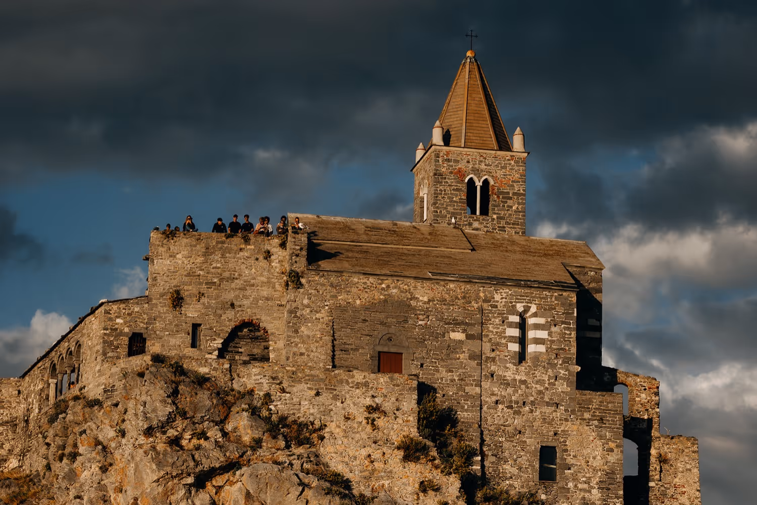 Ślub w Ligurii. Kościółek położony na skale - Portovenere. Zdjęcie 9