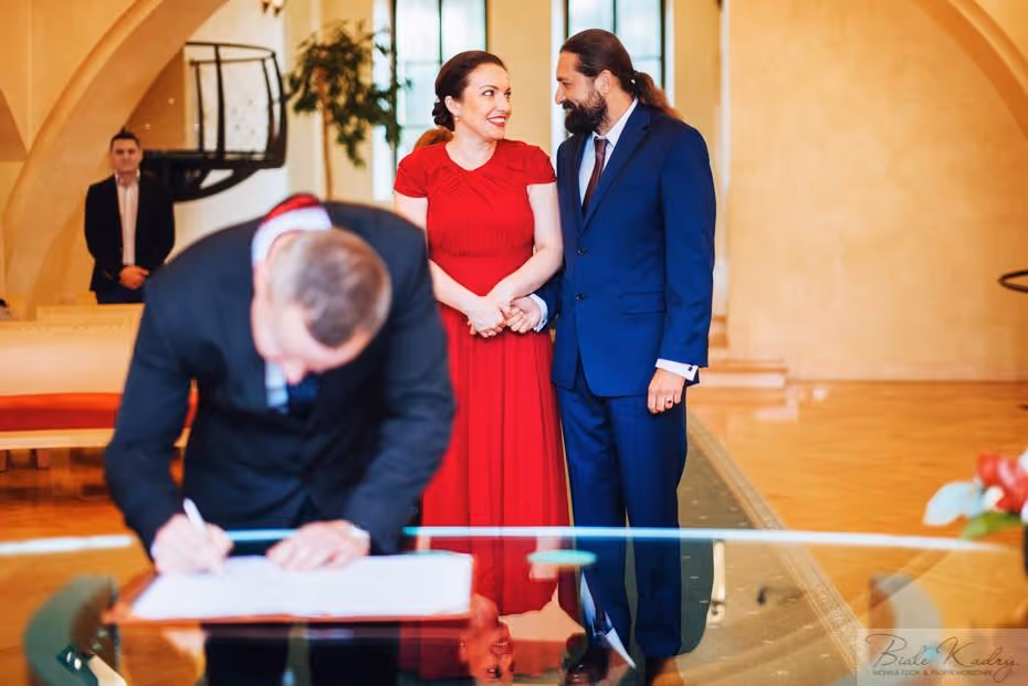 Ślub w Czechach. Praski urząd. Zdjęcie 1