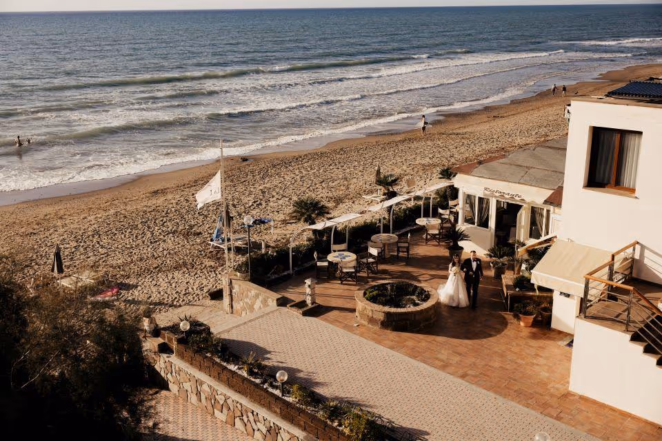 Ślub w Toskanii. Taras przy plaży lub plaża . Zdjęcie 3
