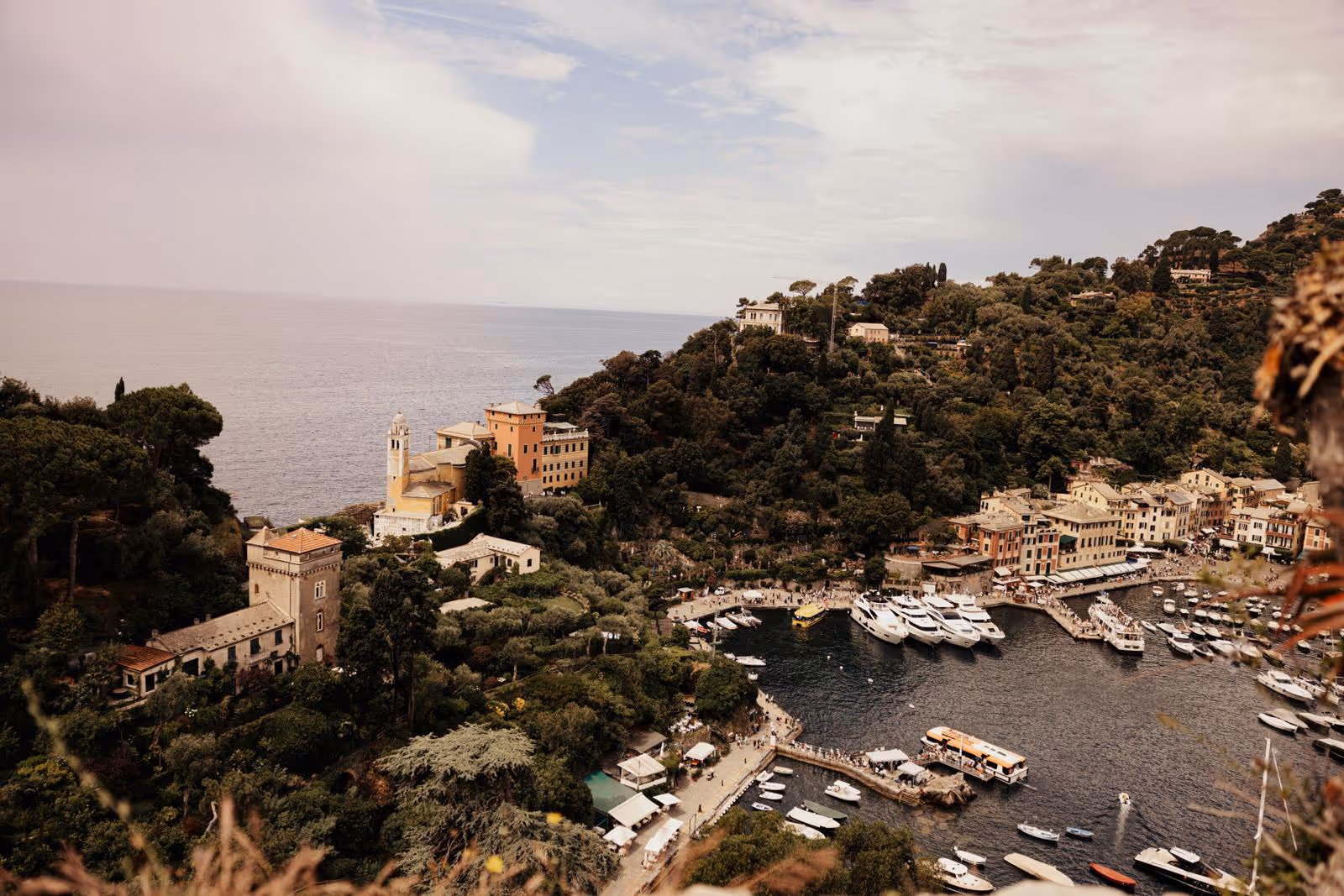 Ślub w Ligurii. Taras zamku w Portofino. Zdjęcie 2