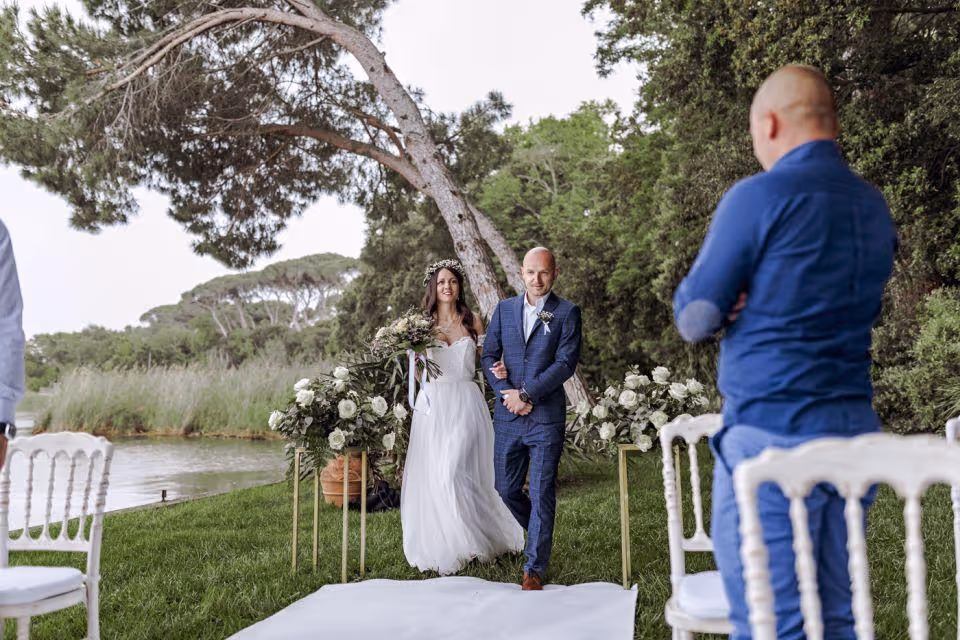 Ślub w Toskanii. Ogród z widokiem na jezioro. Zdjęcie 2