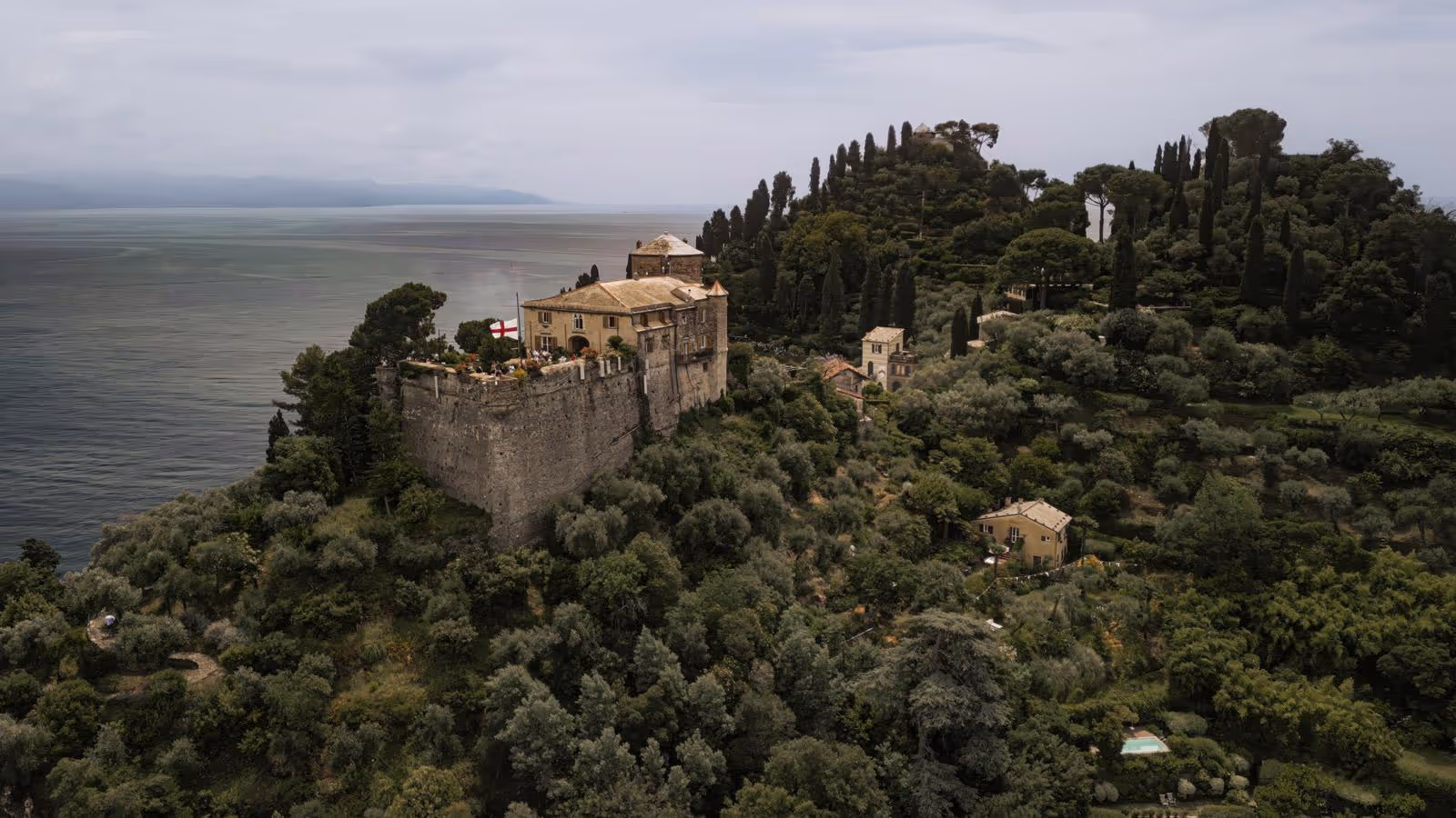 Ślub w Ligurii. Taras zamku w Portofino. Zdjęcie 6