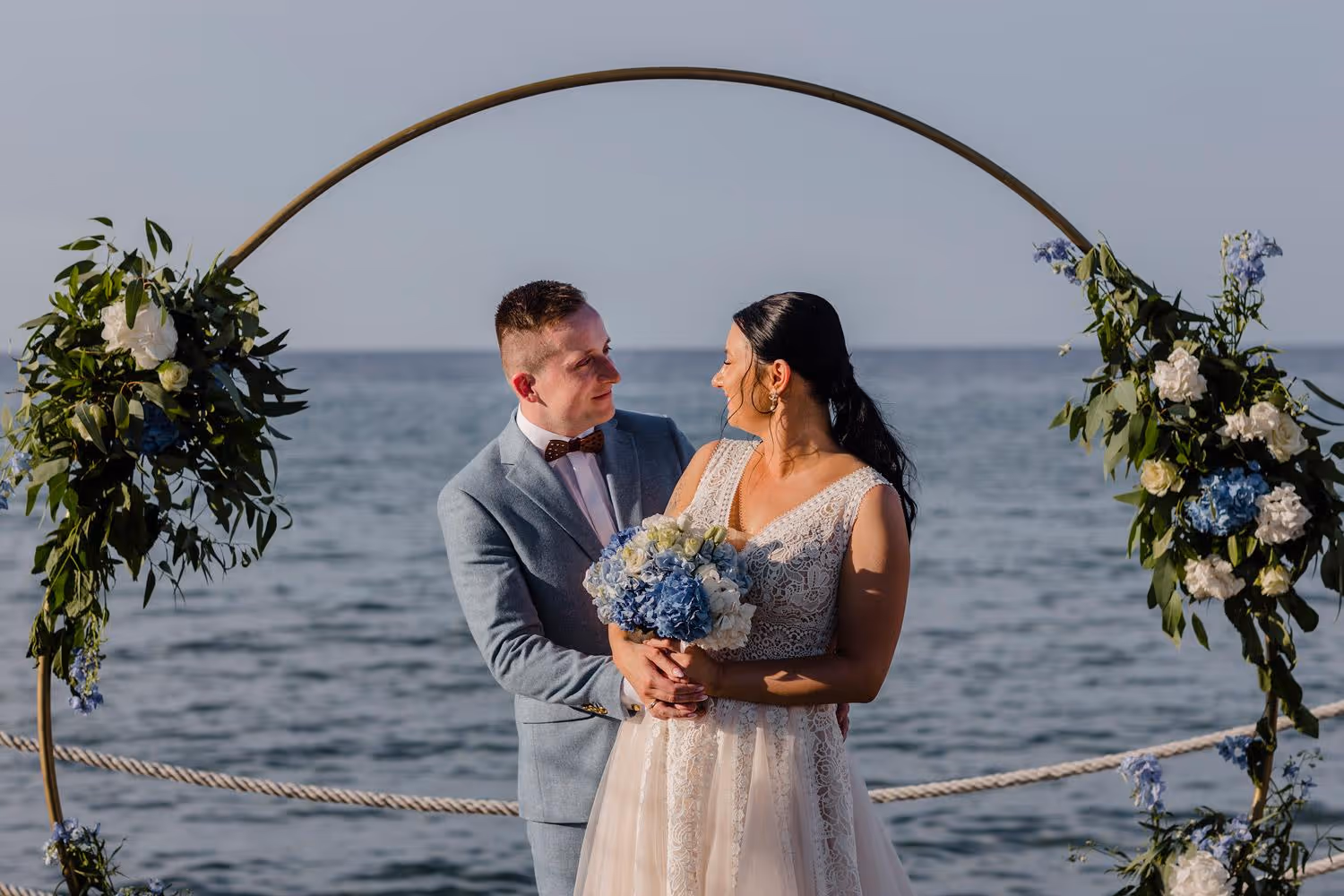 Ślub na Zakynthos. Taras widokowy lub ogród. Zdjęcie 16