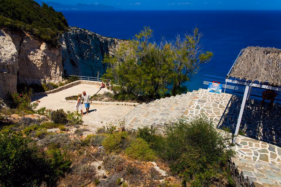 Ślub na Zakynthos. Taras widokowy lub ogród. Zdjęcie 18