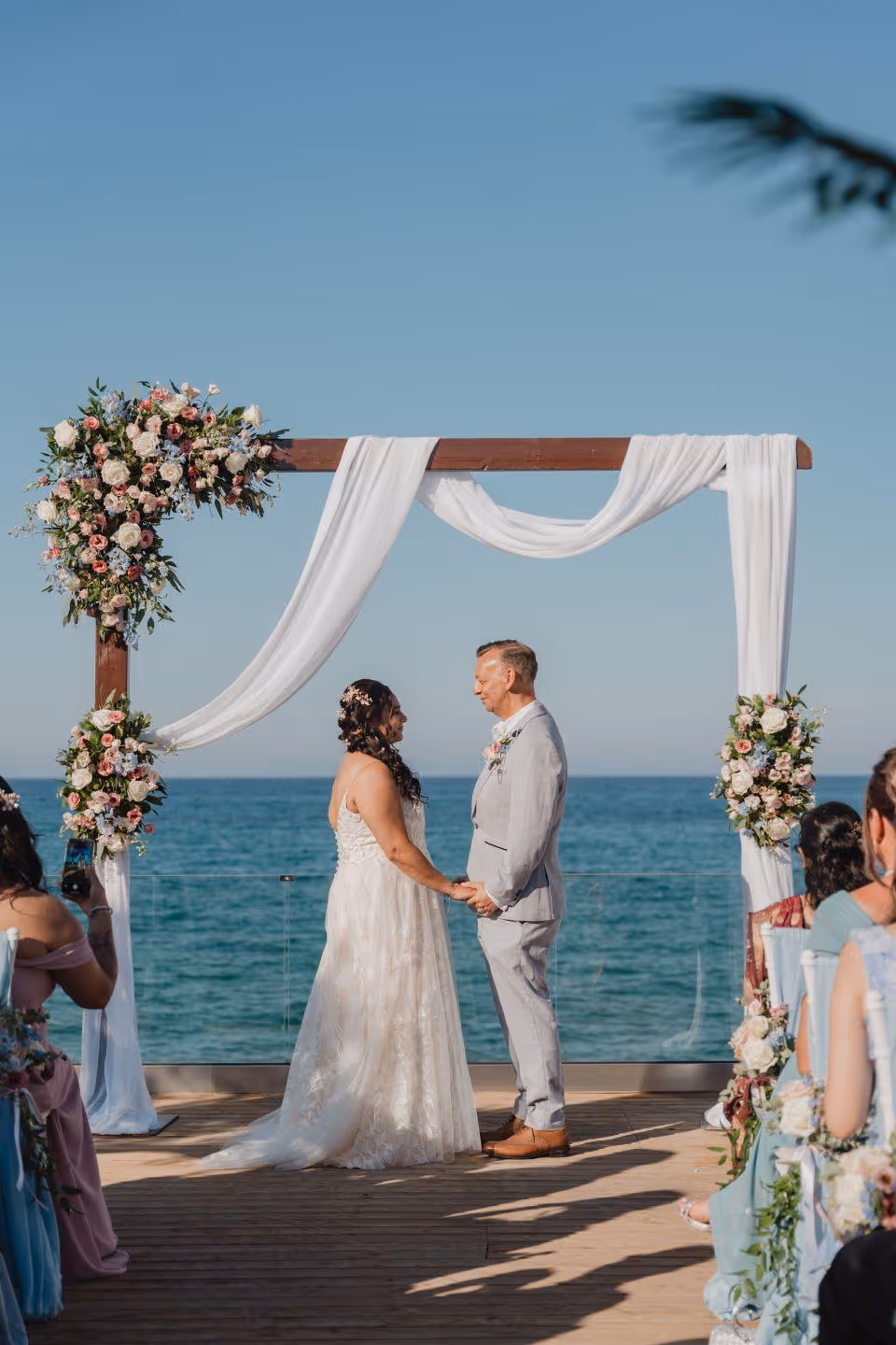 Ślub na Krecie. Taras z widokiem na morze – ceremonia i przyjęcie w jednym miejscu. Zdjęcie 7