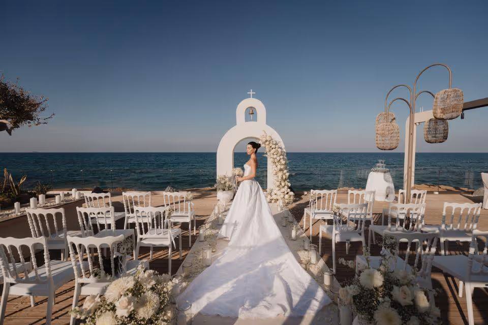 Ślub na Krecie. Taras z widokiem na morze – ceremonia i przyjęcie w jednym miejscu. Zdjęcie 12
