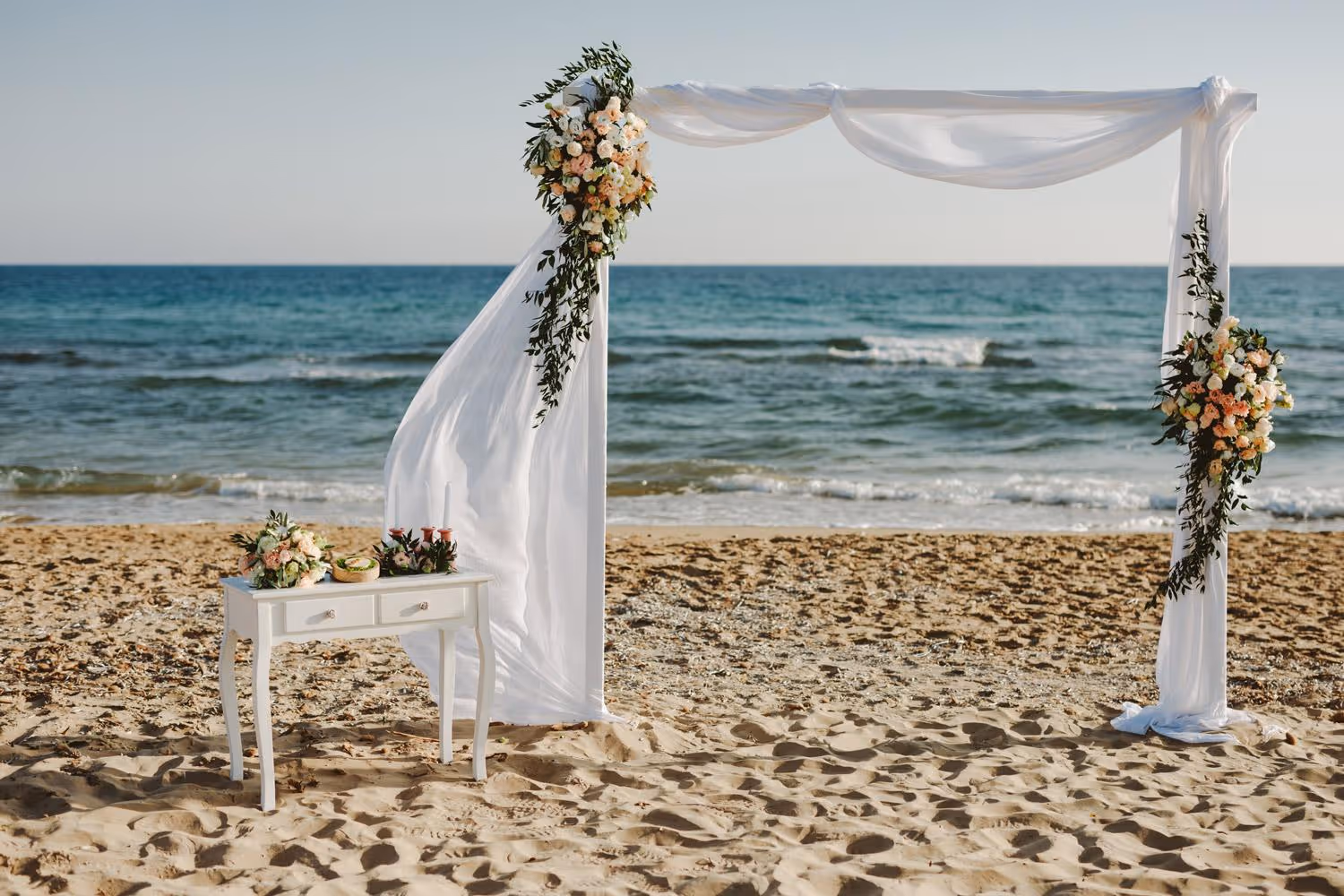 Ślub na Korfu. Ślub na piaszczystej plaży. Zdjęcie 28