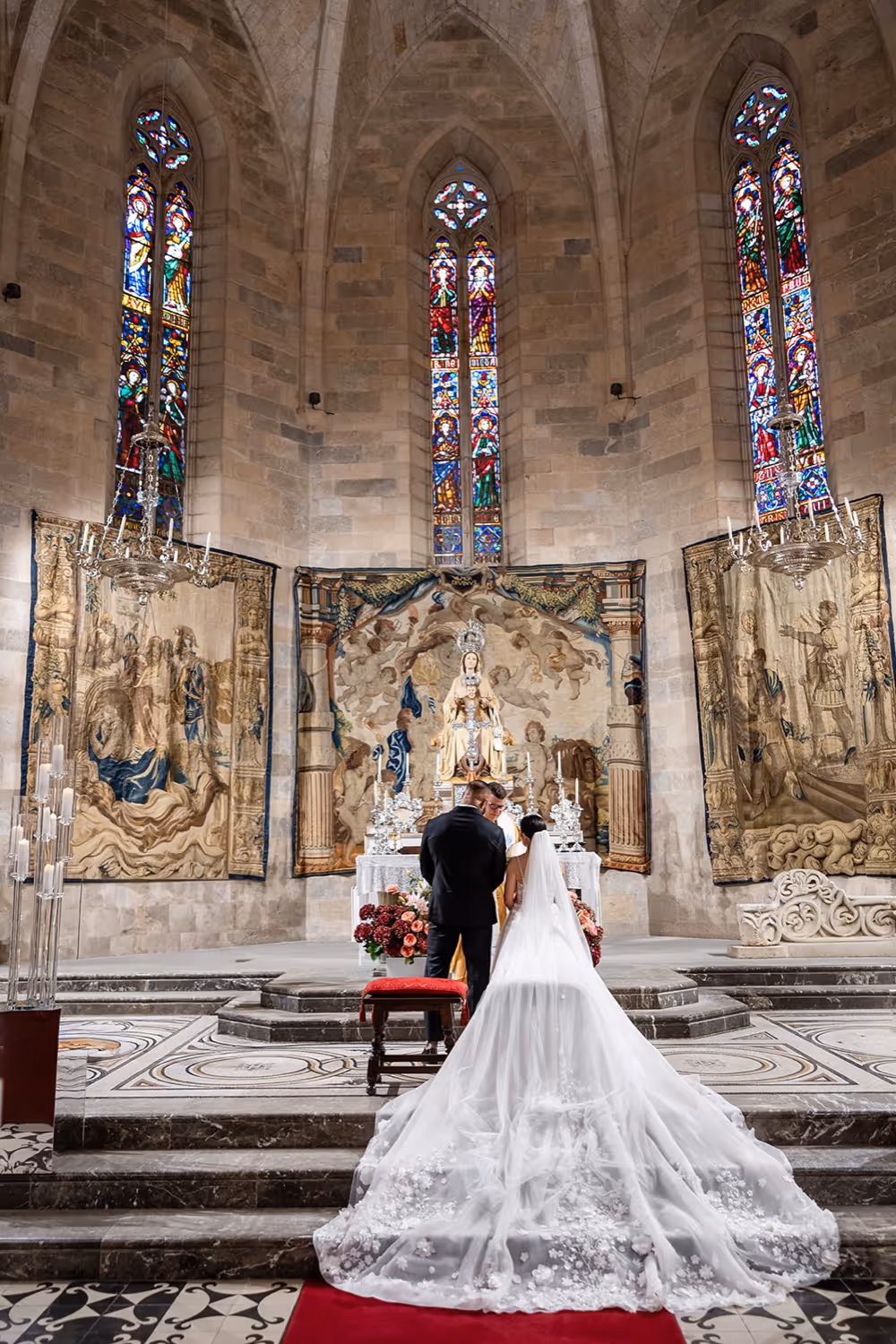 Śluby w Hiszpanii. Para Młoda w kościele podczas ceremonii zaślubin