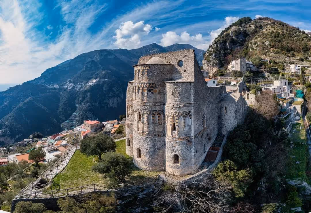 Ślub na Wybrzeżu Amalfi. Ruiny Bazyliki Sant'Eustachio w Scali. Zdjęcie 1