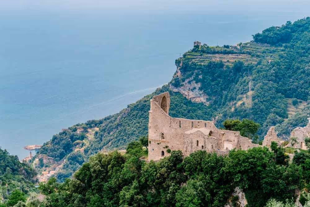 Ślub na Wybrzeżu Amalfi. Ruiny Bazyliki Sant'Eustachio w Scali. Zdjęcie 11