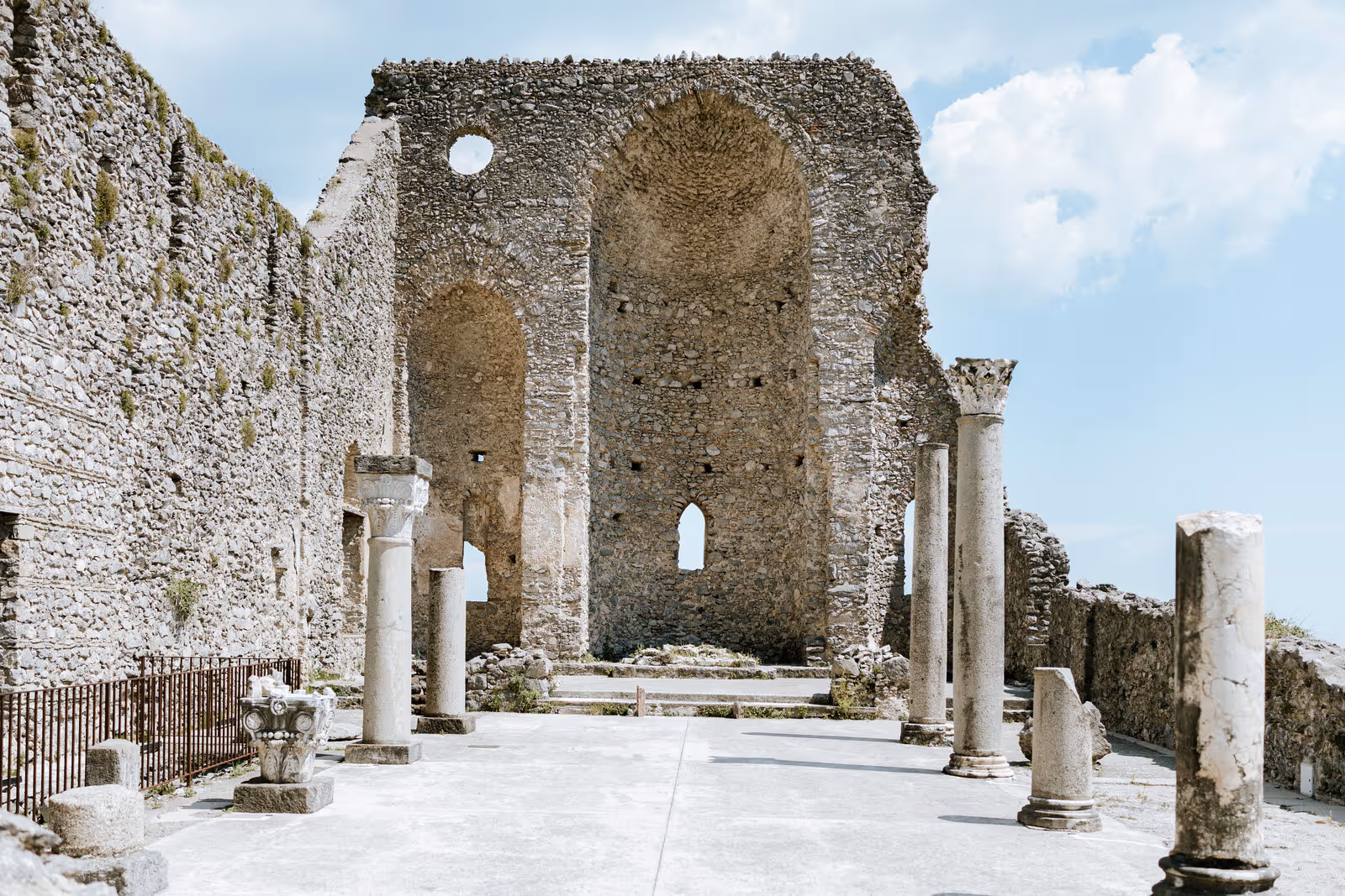 Ślub na Wybrzeżu Amalfi. Ruiny Bazyliki Sant'Eustachio w Scali. Zdjęcie 12