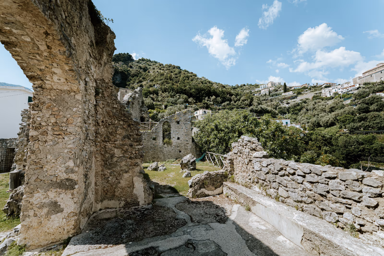 Ślub na Wybrzeżu Amalfi. Ruiny Bazyliki Sant'Eustachio w Scali. Zdjęcie 13