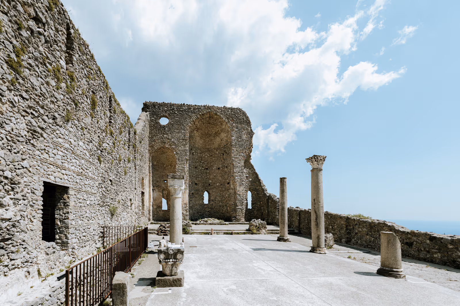 Ślub na Wybrzeżu Amalfi. Ruiny Bazyliki Sant'Eustachio w Scali. Zdjęcie 14