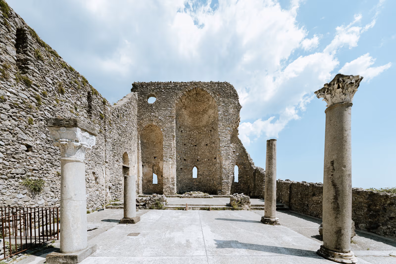 Ślub na Wybrzeżu Amalfi. Ruiny Bazyliki Sant'Eustachio w Scali. Zdjęcie 15