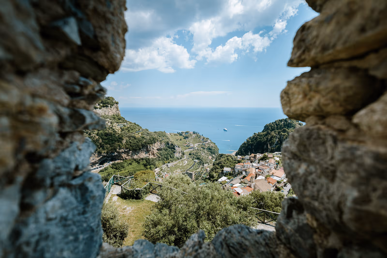 Ślub na Wybrzeżu Amalfi. Ruiny Bazyliki Sant'Eustachio w Scali. Zdjęcie 16
