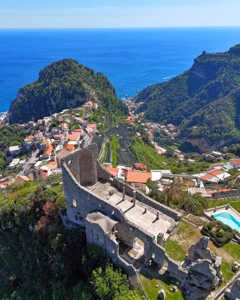Ślub na Wybrzeżu Amalfi. Ruiny Bazyliki Sant'Eustachio w Scali. Zdjęcie 2
