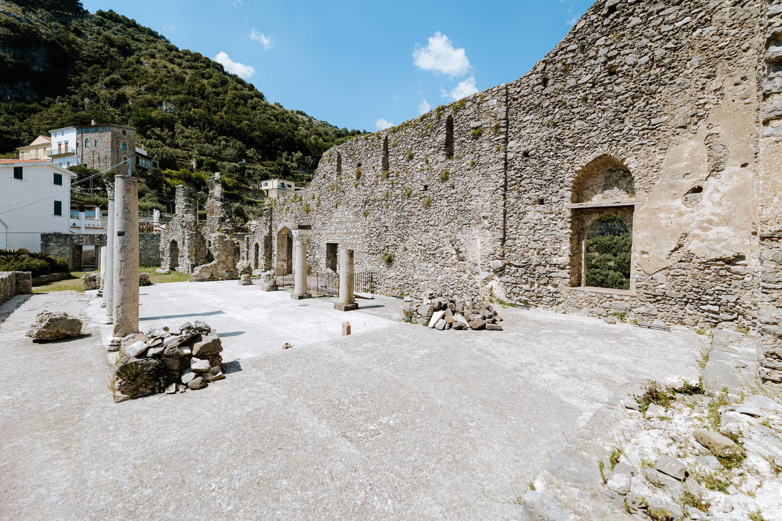 Ślub na Wybrzeżu Amalfi. Ruiny Bazyliki Sant'Eustachio w Scali. Zdjęcie 18