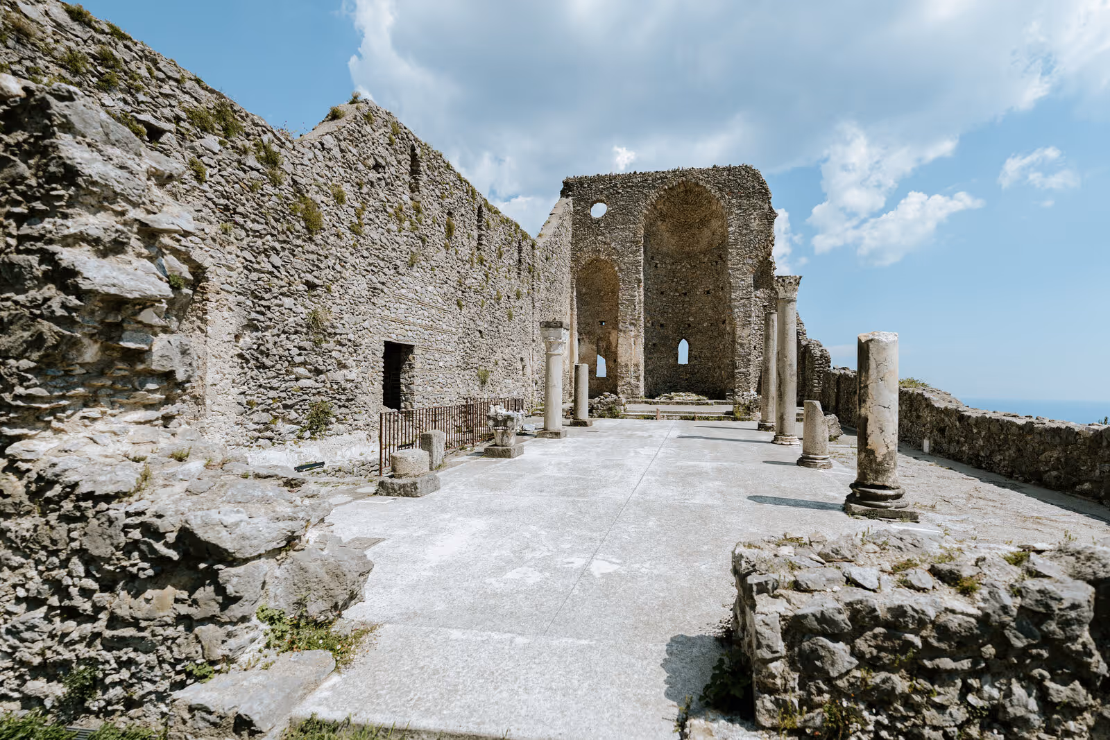 Ślub na Wybrzeżu Amalfi. Ruiny Bazyliki Sant'Eustachio w Scali. Zdjęcie 20