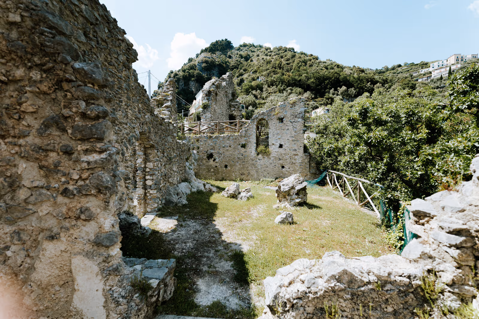 Ślub na Wybrzeżu Amalfi. Ruiny Bazyliki Sant'Eustachio w Scali. Zdjęcie 21