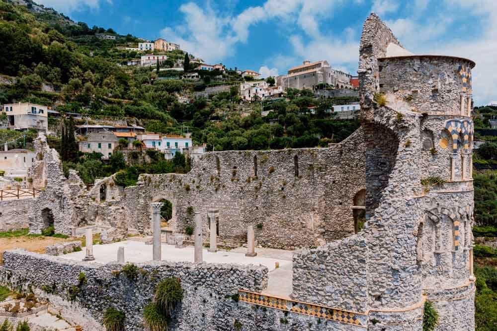 Ślub na Wybrzeżu Amalfi. Ruiny Bazyliki Sant'Eustachio w Scali. Zdjęcie 4