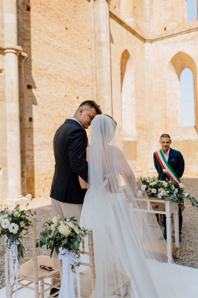 Ślub w Toskanii. Ruiny dawnego opactwa. Zdjęcie 9