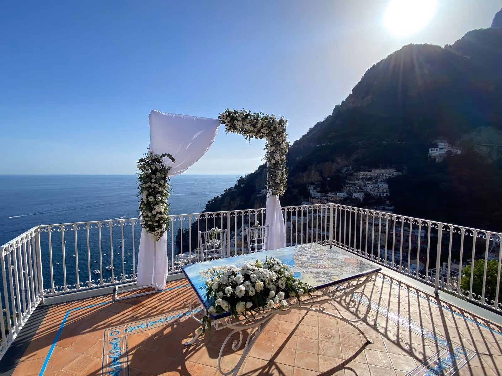 Ślub na Wybrzeżu Amalfi. Taras przy urzędzie w Positano. Zdjęcie 3