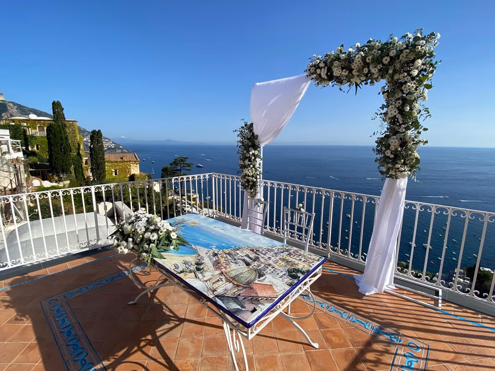Ślub na Wybrzeżu Amalfi. Taras przy urzędzie w Positano. Zdjęcie 4