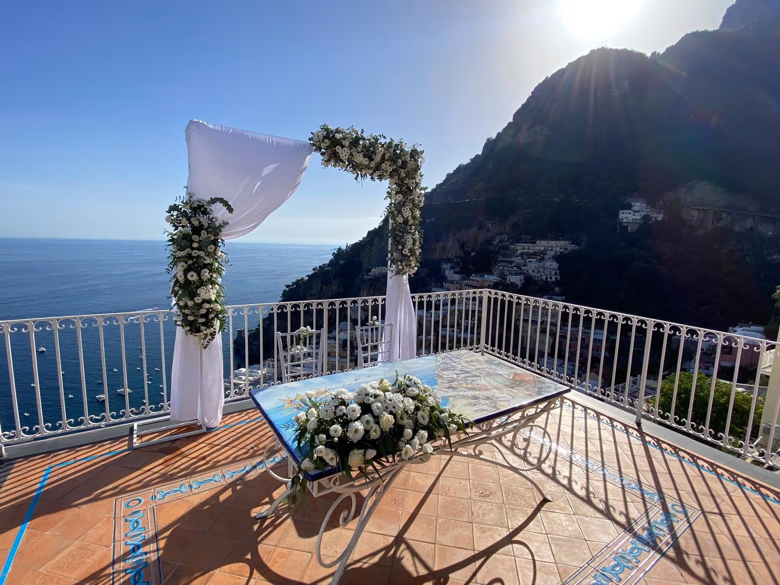 Ślub na Wybrzeżu Amalfi. Taras przy urzędzie w Positano. Zdjęcie 5