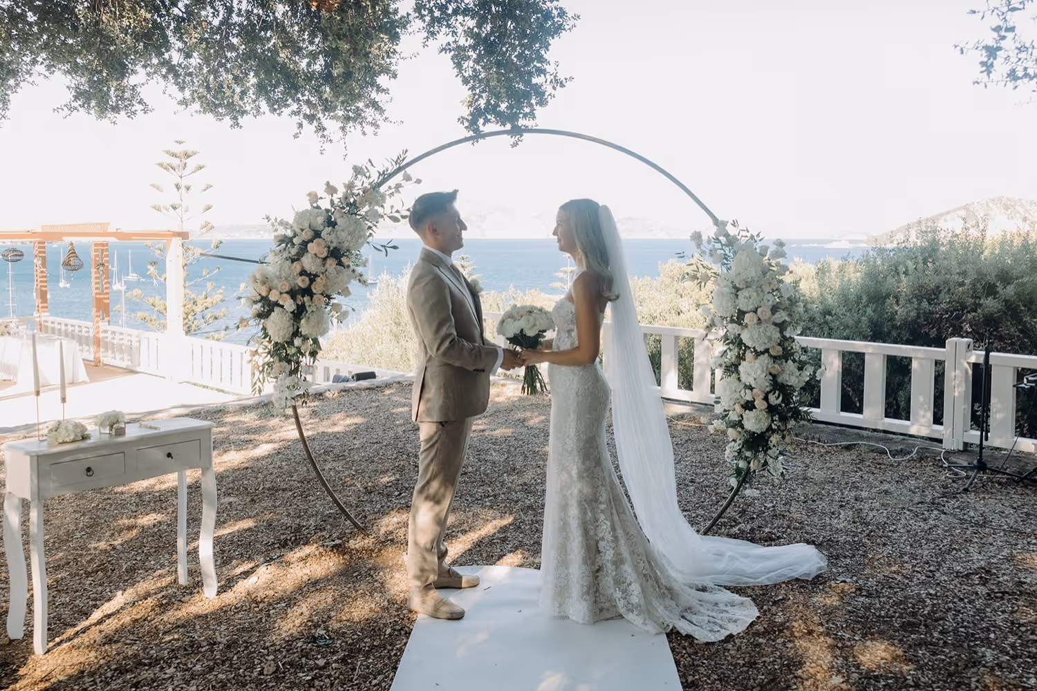 Ślub na Zakynthos. Taras widokowy lub ogród. Zdjęcie 2