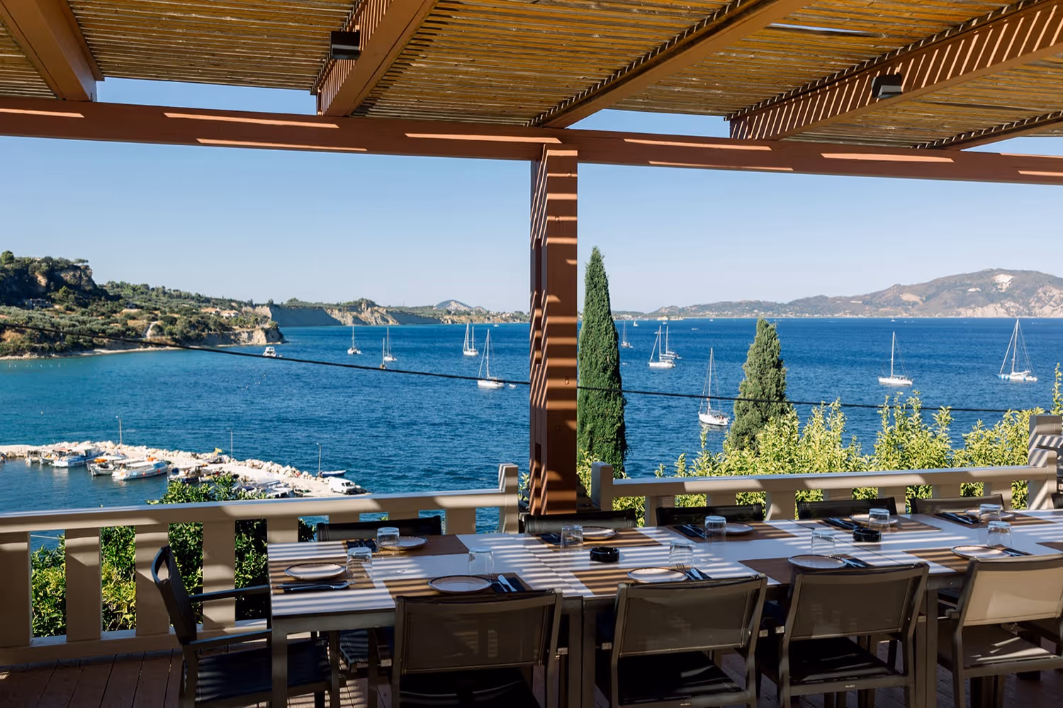 Ślub na Zakynthos. Taras widokowy lub ogród. Zdjęcie 13